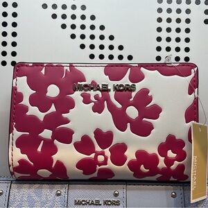 Michael Kors Jet Set Medium Floral Print Bi-Fold Wallet
Dragonfruit
NWT